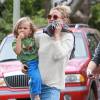 Exclusif - Kate Hudson et son fils Bingham sont allés visiter le nouveau domicile de Reese Witherspoon à Brentwood. Jim Toth, le mari de Reese, les accueille sur le palier de la porte. Le 22 mai 2015
