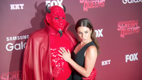 Lea Michele : Coquine lovée contre un diable rouge devant Emma Roberts