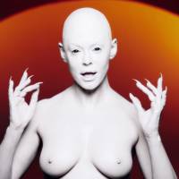 Rose McGowan : Alien aux seins nus dans son premier clip, "RM486"