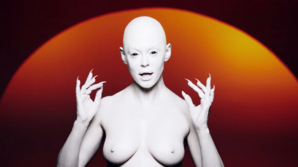 Rose McGowan : Alien aux seins nus dans son premier clip, "RM486"