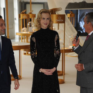 Nicole Kidman inaugure l'exposition "Omega, 100 ans de montres pour les femmes" à Milan le 16 septembre 2015.