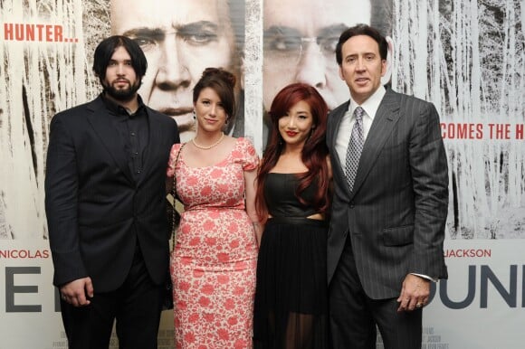 Nicolas Cage avec sa femme Alice Kim at son fils Weston avec sa compagne Danielle à Londres le 17 juillet 2013.