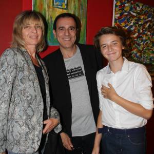 Exclusif - Thierry Beccaro avec sa femme Emmanuelle et son fils Lucas - Vernissage de l'exposition de Thierry Beccaro sur le thème de la "Promenade acrylique" à l'hôtel Renaissance à Paris le 21 septembre 2015.