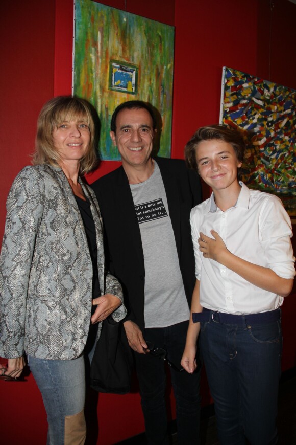 Exclusif - Thierry Beccaro avec sa femme Emmanuelle et son fils Lucas - Vernissage de l'exposition de Thierry Beccaro sur le thème de la "Promenade acrylique" à l'hôtel Renaissance à Paris le 21 septembre 2015.