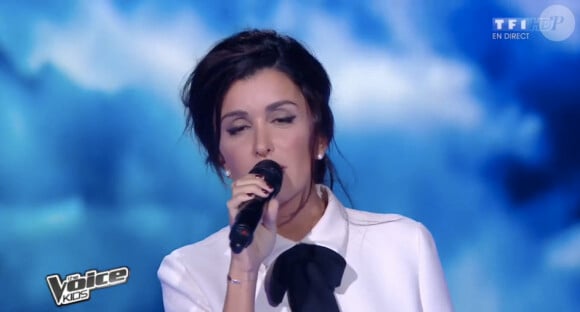 Jenifer, sublime et souriante, sur le plateau de The Voice Kids, le samedi 20 septembre 2014 sur TF1.
