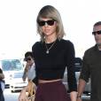 Taylor Swift prend un vol à l'aéroport de Los Angeles, le 17 juin 2015.