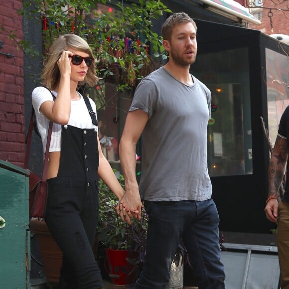 Taylor Swift et son petit-ami Calvin Harris sortent d'un restaurant à New York, le 28 mai 2015.