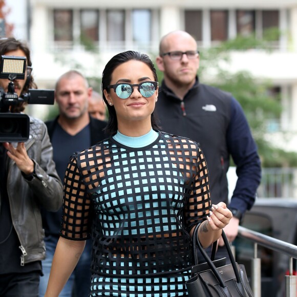Demi Lovato arrive à la radio NRJ à Paris le 7 septembre 2015.