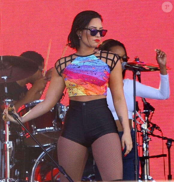 Demi Lovato en concert sur le plateau de l'émission "Jimmy Kimmel Live!" à Hollywood, le 31 août 2015.