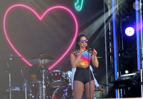 Demi Lovato en concert sur le plateau de l'émission "Jimmy Kimmel Live!" à Hollywood, le 31 août 2015.