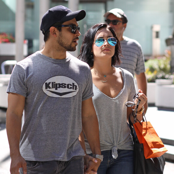 Demi Lovato et son amoureux Wilmer Valderrama font les boutiques à Vancouver le 19 juillet 2015