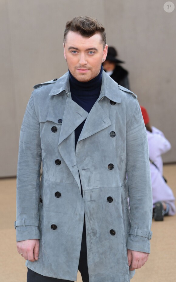 Sam Smith arrive au défilé Automne/Hiver 2015 "Burberry Prorsum" à Kensington Gardens lors de Fashion Week à Londres, le 23 février 2015