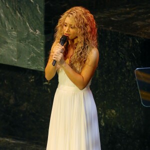 La chanteuse Shakira chante la chanson "Imagine" devant la 70ème Assemblée générale de l'ONU au siège des Nations unies à New York, le 25 septembre 2015 après le discours du pape François.