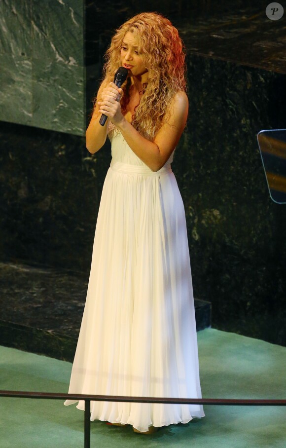 La chanteuse Shakira chante la chanson "Imagine" devant la 70ème Assemblée générale de l'ONU au siège des Nations unies à New York, le 25 septembre 2015 après le discours du pape François.