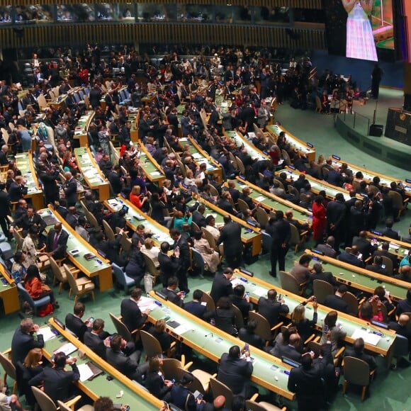 La chanteuse Shakira chante la chanson "Imagine" devant la 70ème Assemblée générale de l'ONU au siège des Nations unies à New York, le 25 septembre 2015 après le discours du pape François.