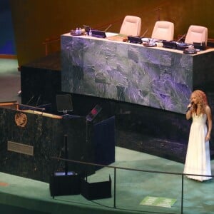 La chanteuse Shakira chante la chanson "Imagine" devant la 70ème Assemblée générale de l'ONU au siège des Nations unies à New York, le 25 septembre 2015 après le discours du pape François.