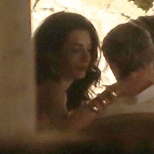 George Clooney et sa femme Amal Alamuddin Clooney dînent avec des amis dont Cindy Crawford et son mari Rande Gerber à Ibiza le 22 août 2015.