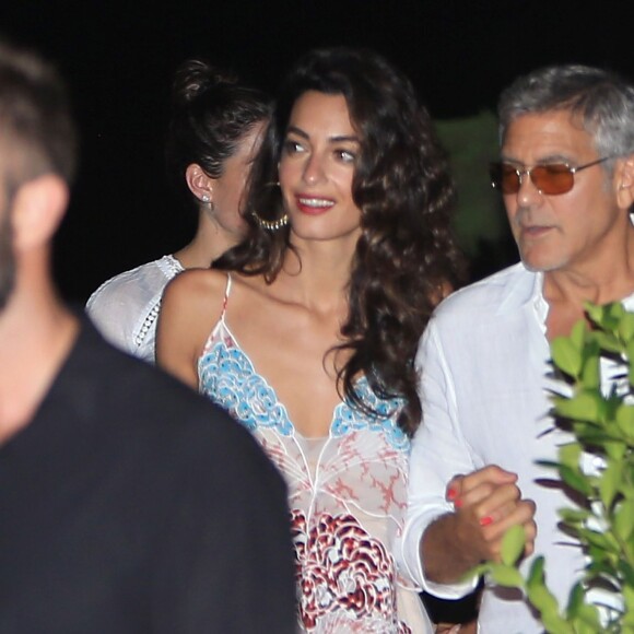 George Clooney et sa femme Amal Alamuddin Clooney quittent un restaurant de Ibiza avec Cindy Crawford et son mari Rande Gerber le 22 août 2015.