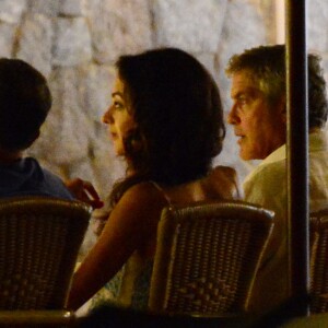 George Clooney et sa femme Amal Alamuddin Clooney dînent avec des amis dont Cindy Crawford et son mari Rande Gerber à Ibiza le 22 août 2015.