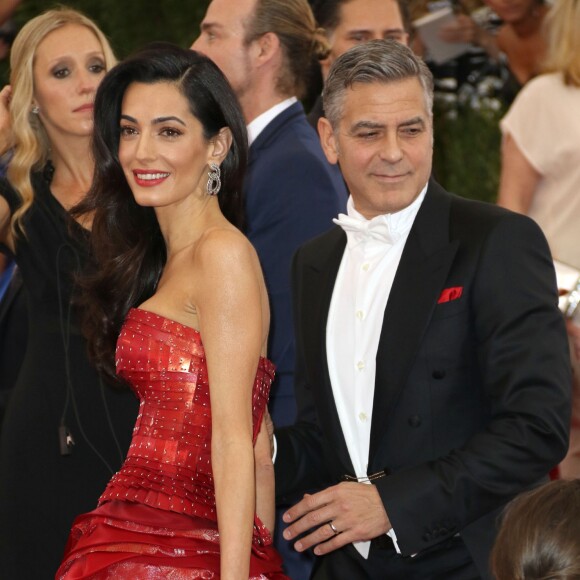 George Clooney et Amal Alamuddin Clooney - Soirée Costume Institute Gala 2015 (Met Ball) au Metropolitan Museum, célébrant l'ouverture de Chine: à travers le miroir à New York le 4 mai 2015.