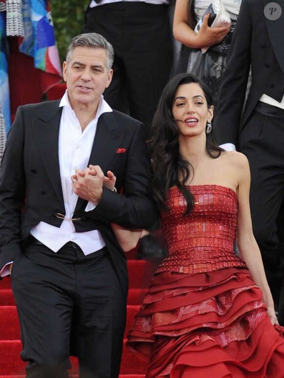 George Clooney et sa femme Amal Alamuddin Clooney - Soirée Costume Institute Gala 2015 (Met Ball) au Metropolitan Museum célébrant l'ouverture de Chine: à travers le miroir à New York, le 4 mai 2015.
