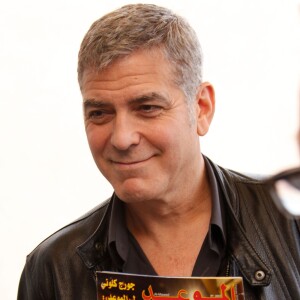 George Clooney qui tient un magazine où il est en couverture avec sa femme Amal Alamuddin Clooney - conférence de presse pour le film "Tomorrowland" le 8 mai 2015 au Montage Hotel, à Beverly Hills.