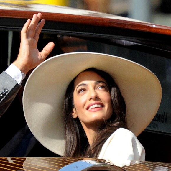 George Clooney et sa femme Amal Alamuddin quittent l'hôtel Cipriani pour se rendre au palais de Ca Farsetti à Venise, le 29 septembre 2014 pour leur mariage civil à la mairie de Venise qui va officialiser la cérémonie de samedi soir.