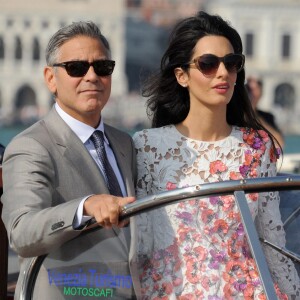 George Clooney et sa femme Amal Alamuddin quittent l'hôtel Aman, où ils ont passé leur nuit de noces à Venise. Le 28 septembre 2014, pour se rendre à un brunch à l'hôtel Cipriani.