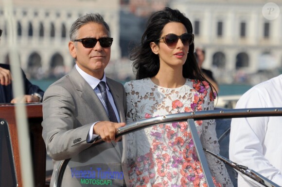 George Clooney et sa femme Amal Alamuddin quittent l'hôtel Aman, où ils ont passé leur nuit de noces à Venise. Le 28 septembre 2014, pour se rendre à un brunch à l'hôtel Cipriani.