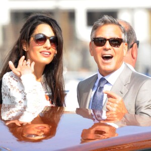 George Clooney et sa femme Amal Alamuddin quittent l'hôtel Aman, où ils ont passé leur nuit de noces à Venise. Le 28 septembre 2014, pour se rendre à un brunch à l'hôtel Cipriani. G