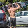 Exclusif - Le beau Chris Hemsworth dévoile son torse musclé et ses abdos après une séance de surf en Australie à Byron Bay le 14 septembre 2015. L'acteur australien n'a pas eu peur d'aller surfer dans des eaux infestées de requins.