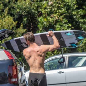 Exclusif - Chris Hemsworth dévoile son torse musclé et ses abdos après une séance de surf en Australie à Byron Bay le 14 septembre 2015. L'acteur australien n'a pas eu peur d'aller surfer dans des eaux infestées de requins.