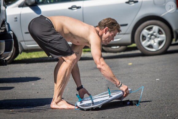 Exclusif - Le sportif Chris Hemsworth dévoile son torse musclé et ses abdos après une séance de surf en Australie à Byron Bay le 14 septembre 2015. L'acteur australien n'a pas eu peur d'aller surfer dans des eaux infestées de requins.