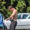 Exclusif - Chris Hemsworth dévoile son torse musclé et ses abdos après une séance de surf en Australie à Byron Bay le 14 septembre 2015. L'acteur australien n'a pas eu peur d'aller surfer dans des eaux infestées de requins.
