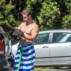 Exclusif - Chris Hemsworth dévoile son torse musclé et ses abdos après une séance de surf en Australie à Byron Bay le 14 septembre 2015. L'acteur australien n'a pas eu peur d'aller surfer dans des eaux infestées de requins.