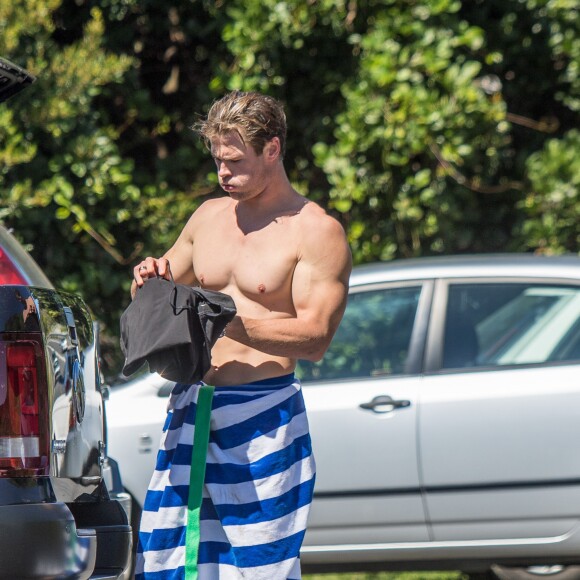 Exclusif - Chris Hemsworth dévoile son torse musclé et ses abdos après une séance de surf en Australie à Byron Bay le 14 septembre 2015. L'acteur australien n'a pas eu peur d'aller surfer dans des eaux infestées de requins.