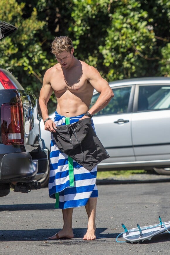 Exclusif - L'acteur Chris Hemsworth dévoile son torse musclé et ses abdos après une séance de surf en Australie à Byron Bay le 14 septembre 2015. L'acteur australien n'a pas eu peur d'aller surfer dans des eaux infestées de requins.