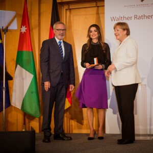 La reine Rania de Jordanie à Berlin, où elle recevait le 17 septembre 2015 le prix Walter-Rathenau en reconnaissance de ses efforts pour la paix au Moyen-Orient et le dialogue entre les nations.