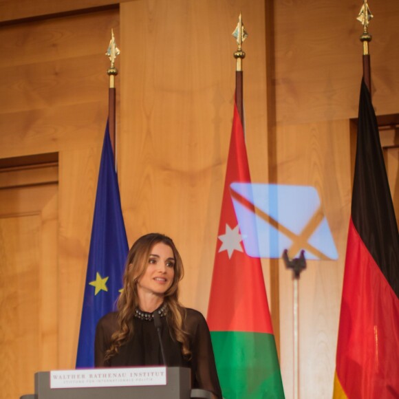 La reine Rania de Jordanie à Berlin, où elle recevait le 17 septembre 2015 le prix Walter-Rathenau en reconnaissance de ses efforts pour la paix au Moyen-Orient et le dialogue entre les nations.