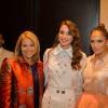 La reine Rania de Jordanie entourée de Katie Couric et Jennifer Lopez le 25 septembre 2015 à New York lors d'un dîner sur le thème de l'égalité des genres et pour l'épanouissement des femmes.