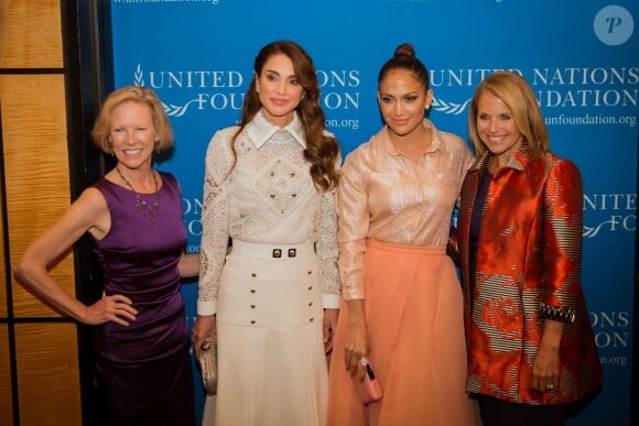La reine Rania de Jordanie entourée de Kathy Calvin (UNF), Jennifer Lopez et Katie Couric le 25 septembre 2015 à New York lors d'un dîner sur le thème de l'égalité des genres et pour l'épanouissement des femmes.