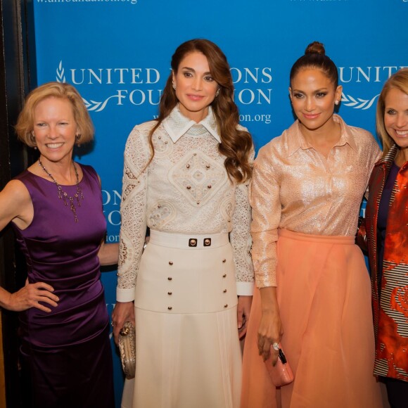La reine Rania de Jordanie entourée de Kathy Calvin (UNF), Jennifer Lopez et Katie Couric le 25 septembre 2015 à New York lors d'un dîner sur le thème de l'égalité des genres et pour l'épanouissement des femmes.