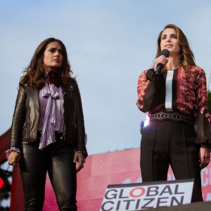 La reine Rania de Jordanie s'exprime sous le regard de Salma Hayek, à New York le 26 septembre 2015, lors du 4e Global Citizen Festival, dans Central Park.