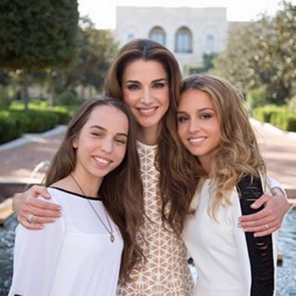 Rania de Jordanie avec ses filles les princesses Salma et Iman. Photo publiée sur Instagram le 27 septembre 2015 pour leurs anniversaires respectifs (les 15 ans de Salma le 26, les 19 ans d'Iman le 27).