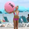 Exclusif - Rachel Hilbert surprise en plein shooting pour Victoria's Secret PINK sur la plage à Miami, le 27 septembre 2015.
