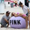 Exclusif - Rachel Hilbert en plein shooting pour Victoria's Secret PINK sur la plage à Miami, le 27 septembre 2015.