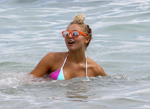 Exclusif - Rachel Hilbert se baigne au cours de sa séance photo pour Victoria's Secret PINK sur la plage à Miami, le 27 septembre 2015.