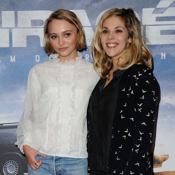Lily-Rose Depp et Alysson Paradis à la première du film "Les Enragés" au cinéma UGC Les Halles à Paris le 28 septembre 2015.