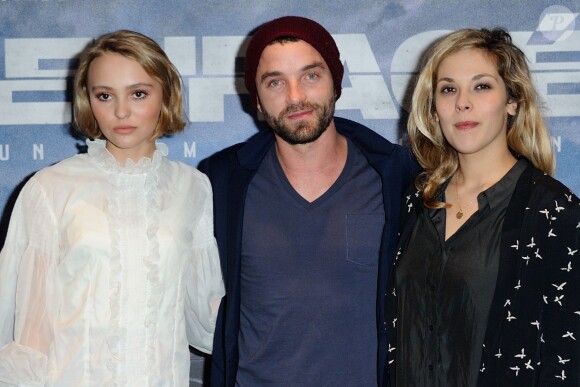 Lily-Rose Depp, Guillaume Gouix et Alysson Paradis assistent à la première du film "Les Enragés" au cinéma UGC Les Halles à Paris le 28 septembre 2015.
