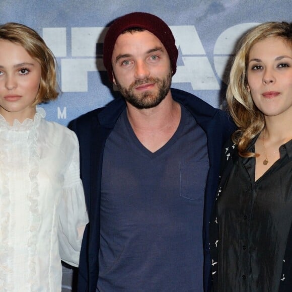 Lily-Rose Depp, Guillaume Gouix et Alysson Paradis assistent à la première du film "Les Enragés" au cinéma UGC Les Halles à Paris le 28 septembre 2015.